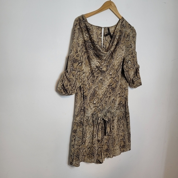 BCBGMAXAZRIA Snake Print Silk Womens Romper Short Jumpsuit Size L - Picture 11 of 11